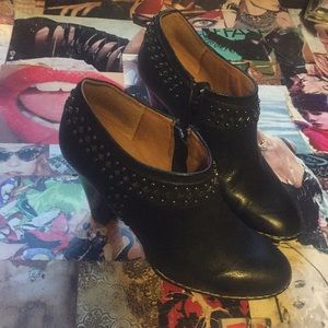 Sofft Beautiful Studded Black Leather Booties!
